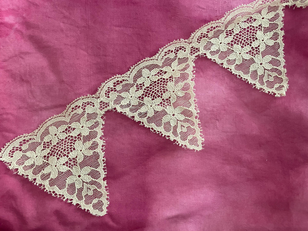 Ivory 3 1/2" Triangle Chantilly Point Lace Trim